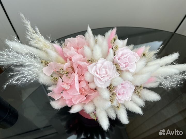 Композиция из сухоцветов в шляпной коробке