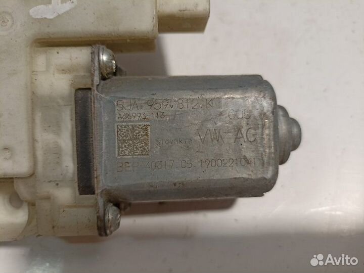 Моторчик стеклоподъемника передний правый Skoda