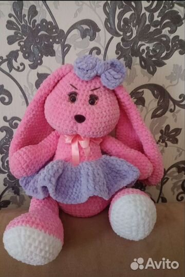 Плюшевый заяц вязаный