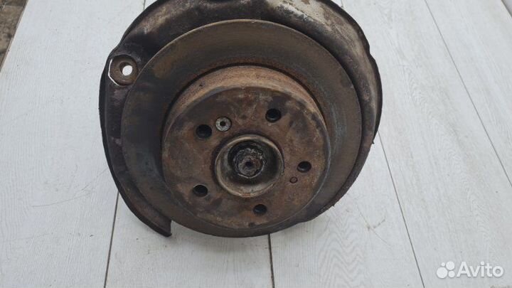 Кулак задний правый Mercedes E-Class W124 111.940