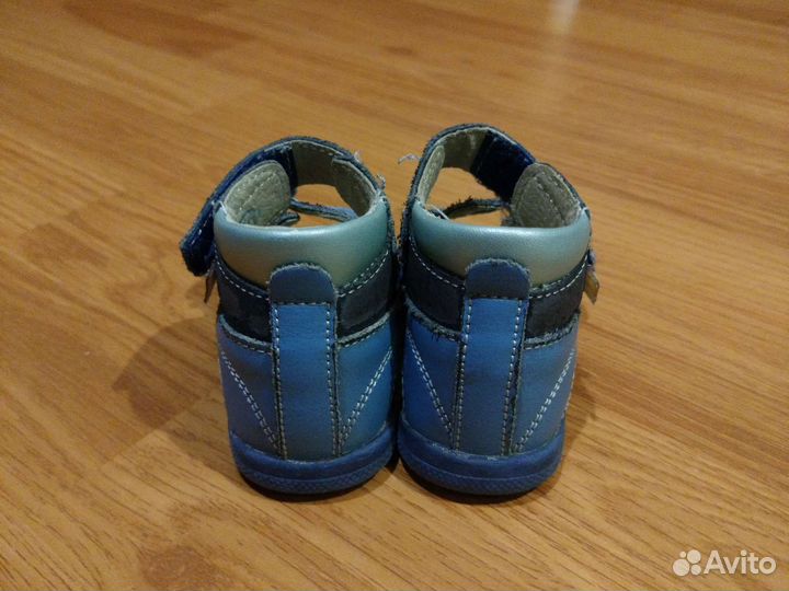 Отдам ботинки на мальчика бесплатно