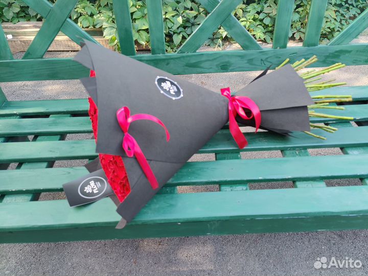 51 роза в строгом оформлении Лакшери