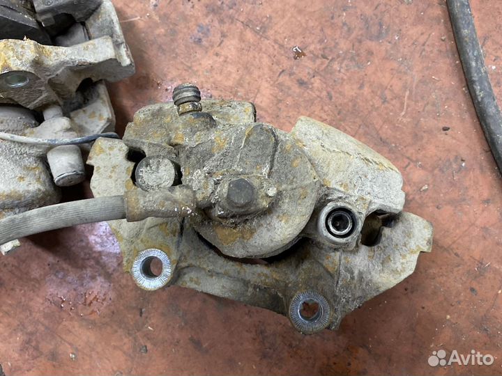 Шкода Рапид передние суппорта в сборе