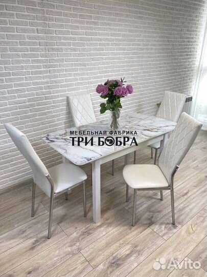 Стеклянный стол и стулья