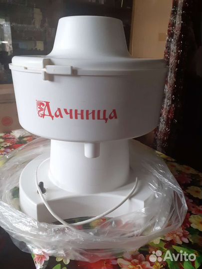 Электросоковыжималка Дачница