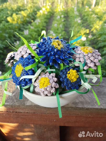 Поделка из шишек, букет цветов, осенняя поделка