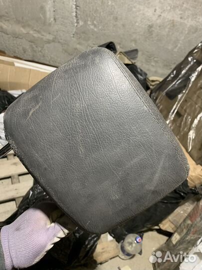 Подголовники задние на Toyota Land Cruiser 200