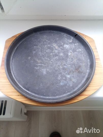 Чугунная сковорода с деревянной подставкой