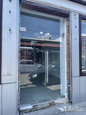 Стеклянные двери и перегородки