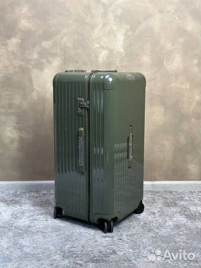 Чемодан на колесах rimowa