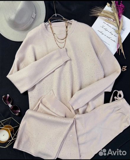 Трикотажный костюм со стразами