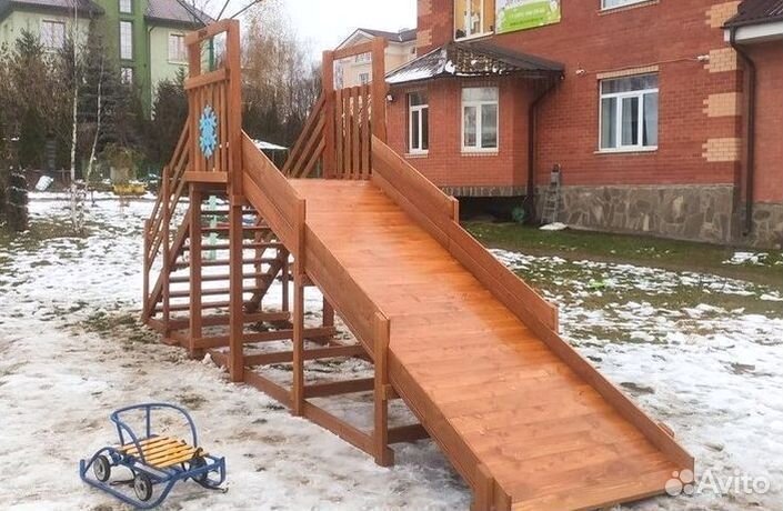 Зимняя деревянная горка 