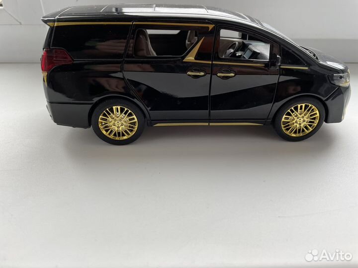 Модель автомобиля «Lexus LM300H» 1:24