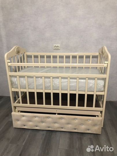 Детская кроватка с маятником