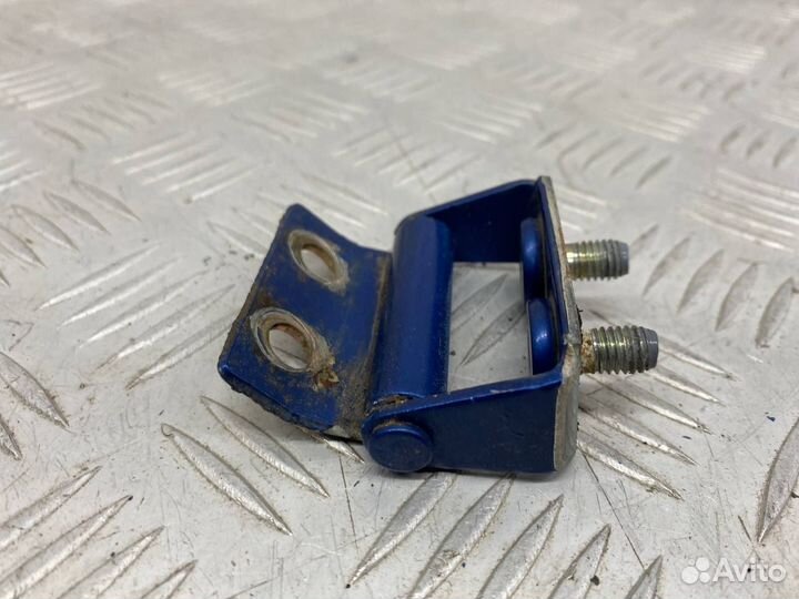 Б/У петля крышки багажника задний правый Mazda