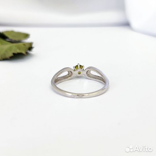 Серебряное кольцо с демантоидом