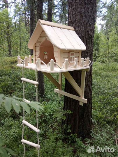 Кормушка-домик для белок и птиц