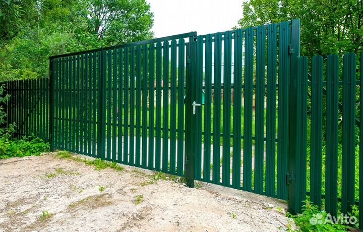 Забор из евроштакетника работа по договору качеств