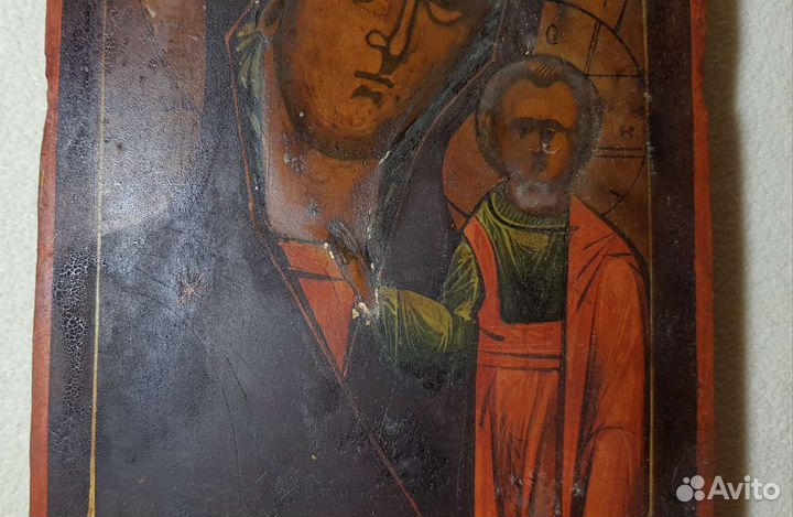 Старинная икона в киоте 