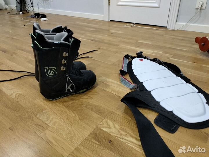 Сноуборд, ботинки, защита