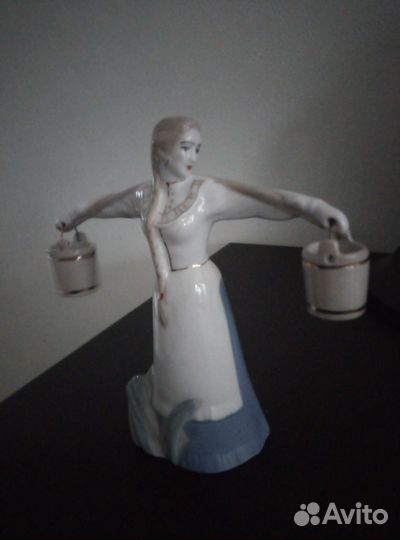 Статуэтка девушка с коромыслом фарфор