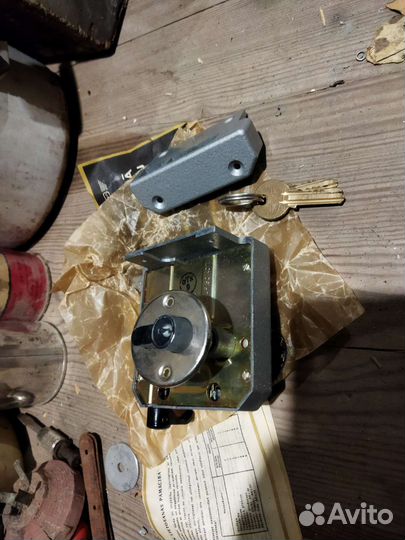 Замок дверной накладной