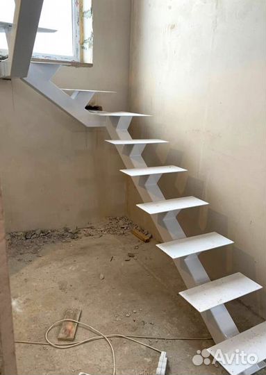 Лестница на металлокаркасе закрытого типа