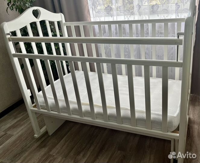 Детская кроватка с поперечным маятником