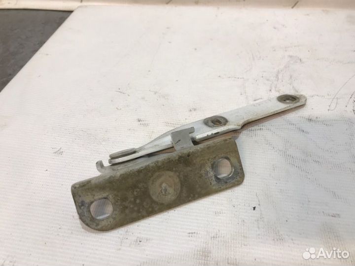 Петля капота передняя левая Renault Logan K7MF710