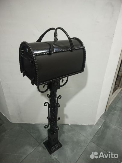 Почтовый ящик на стойке