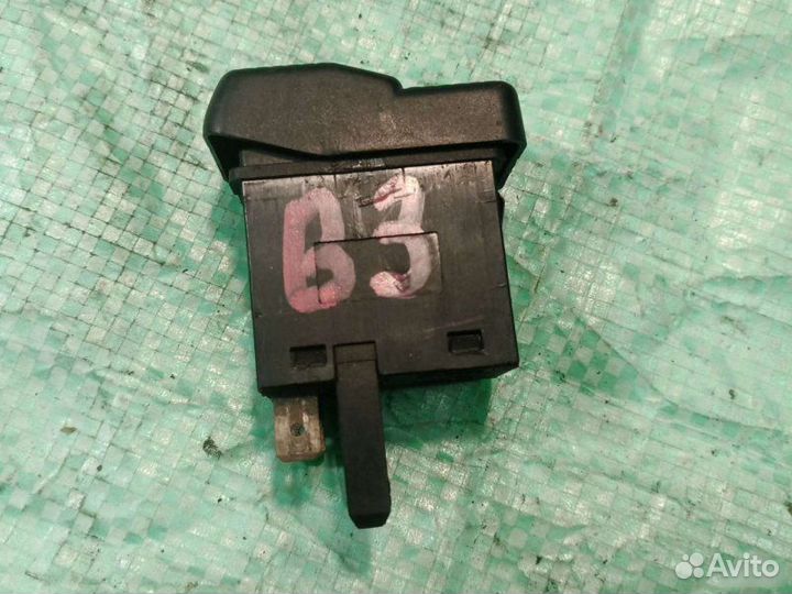 Кнопка подогрева стекла Volkswagen Passat B3