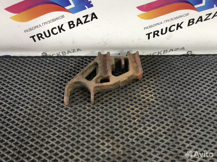 1075600 Кронштейн переднего амортизатора нижний