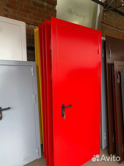 Железная дверь противопожарная / техническая