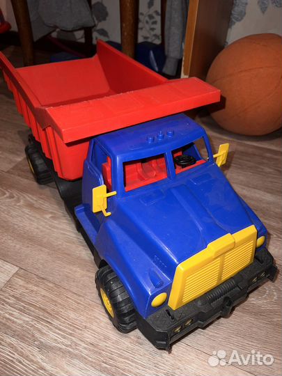 Игрушечный грузовик
