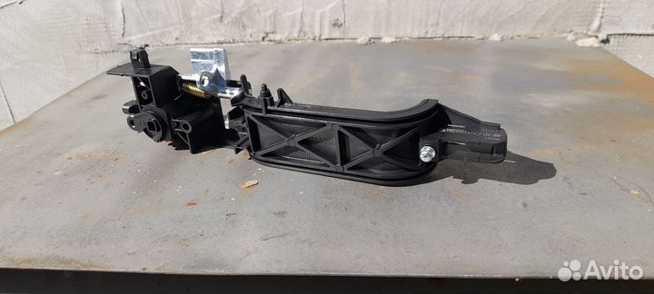 Кронштейн левой передней ручки двери Ford focus 1