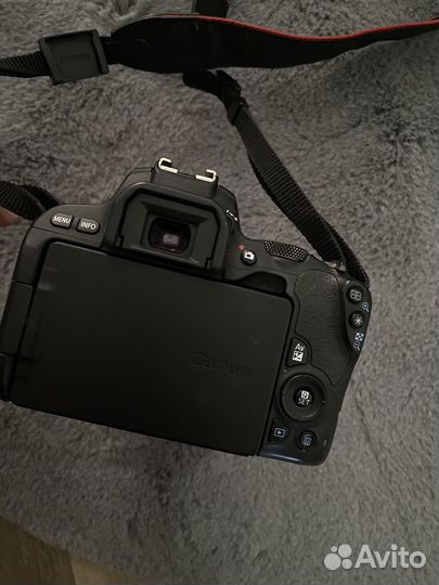 Зеркальная камера canon EOS 200D