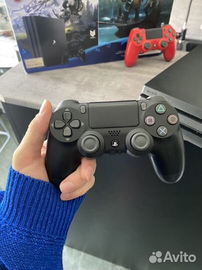 Sony Playstation 4 Pro 1Tb много игр+2 геймпада