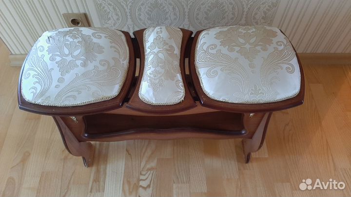 Продам банкетку с мягким сиденьем в прихожую