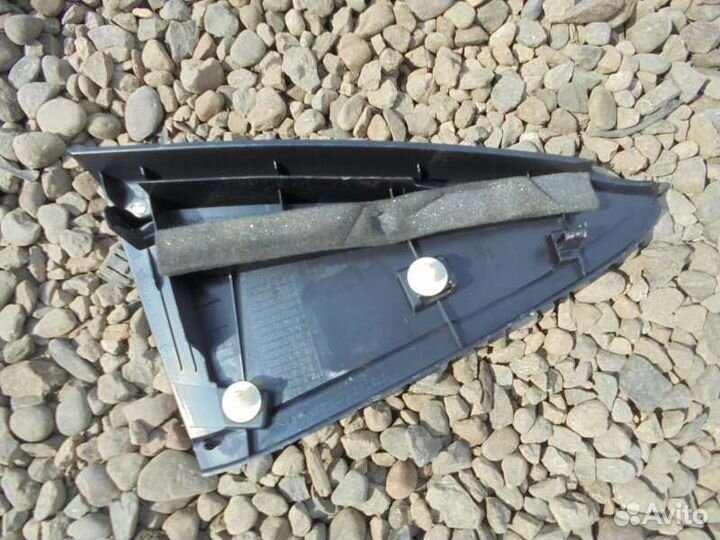 Уголок двери задний левый Toyota Vitz KSP130