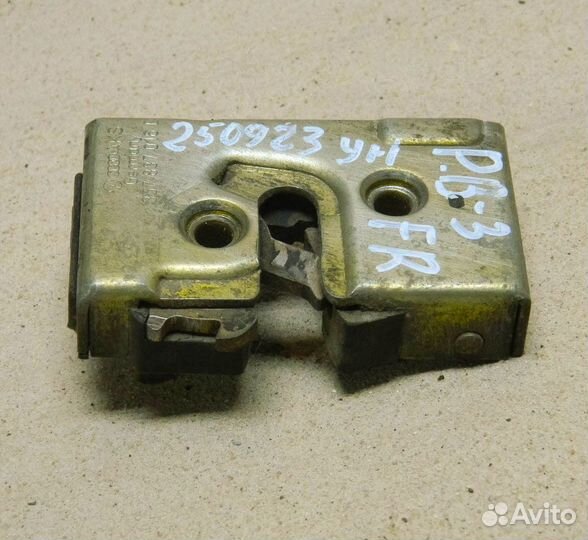 Замок двери передней правой Passat B3