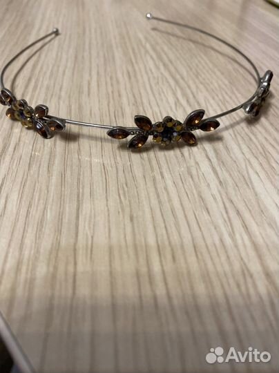 Украшение для волос на ободке