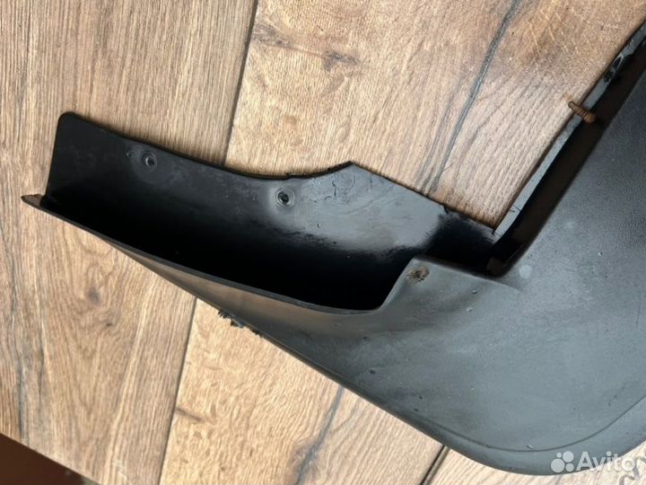 Брызговик передний левый Nissan Terrano D10 H4M