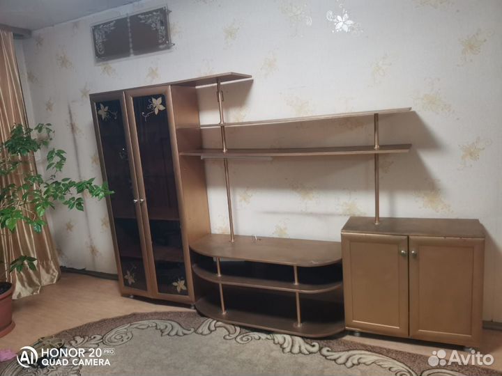 Продам стенку, вместе с настенным светильником