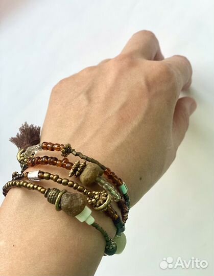 Браслет с камнями и бисером