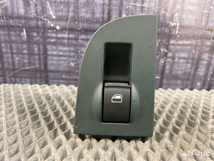 Кнопка стеклоподъемника правая Audi Allroad C5 BES