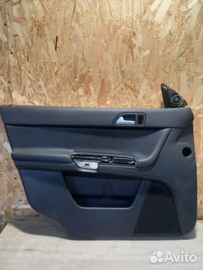 Обшивка двери передняя правая Volvo V50
