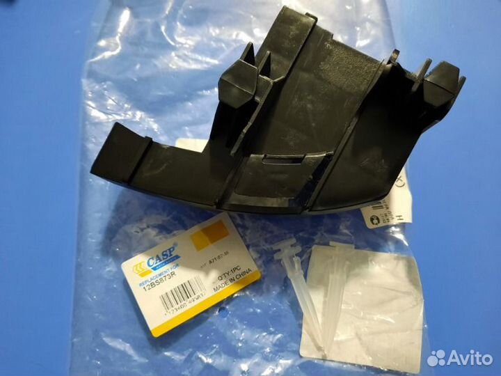 Кронштейн фонаря задний правый Тoyota Land Cruiser