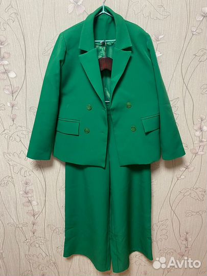 Костюм женский юбка и пиджак