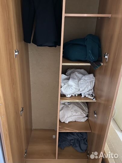 Шкаф распашной с полками