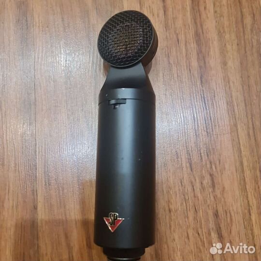 Конденсаторный студийный микрофон